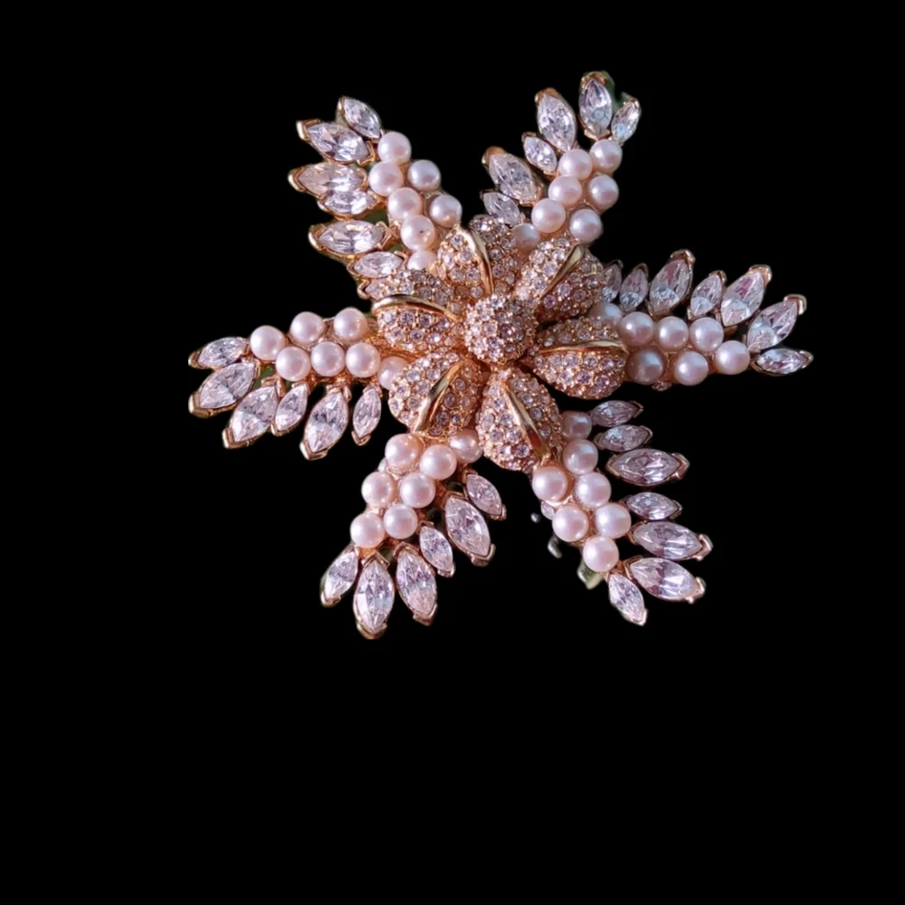 Beautiful Rhinestone/Pearl Brooch - Picture 1 of 9
